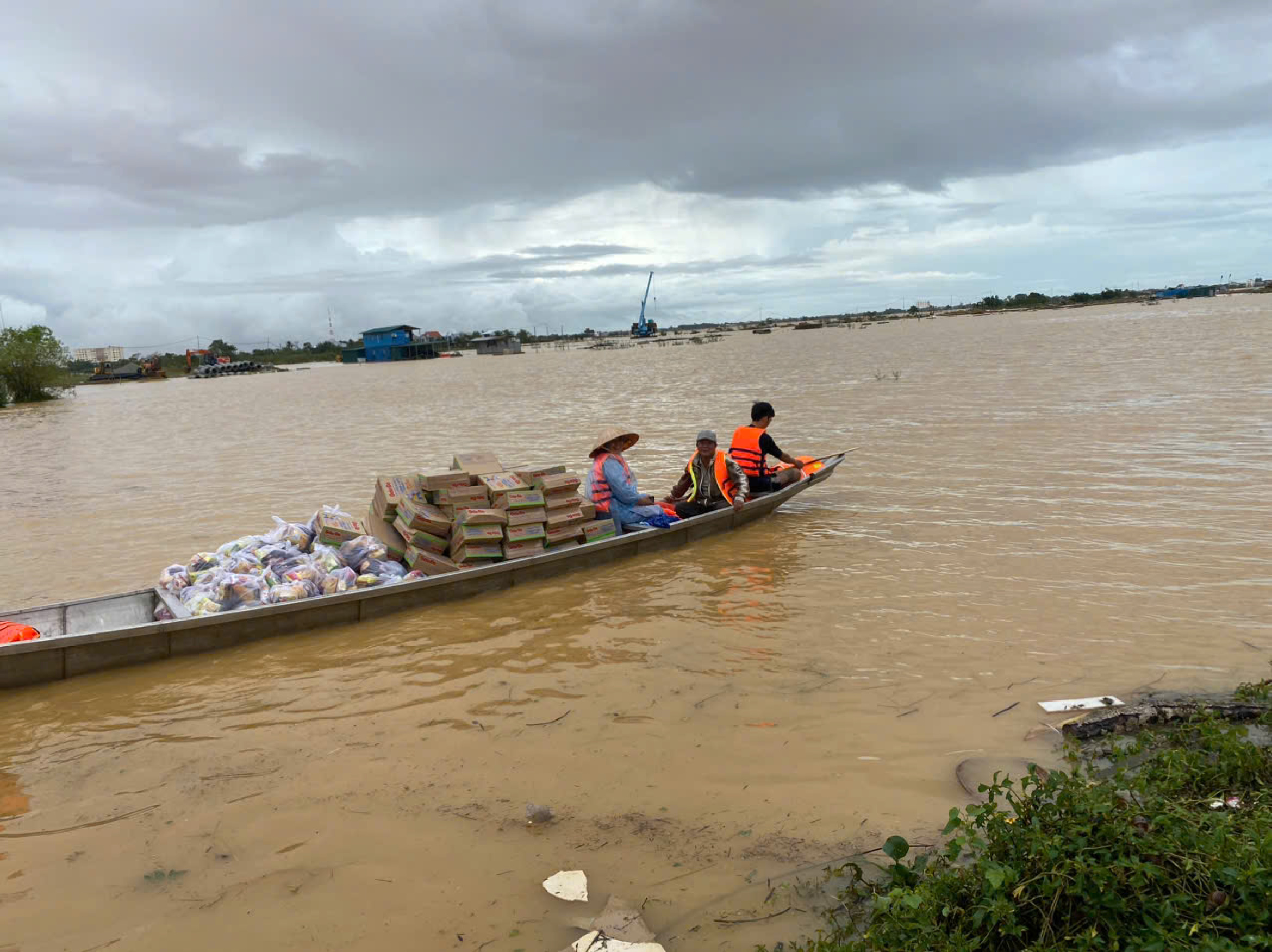 广治乡亲寄送救援物资给顺化洪灾区,岘港机构开放为民众充电